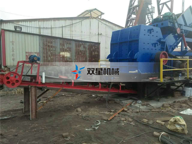金屬深夜福利久久設備工作現場